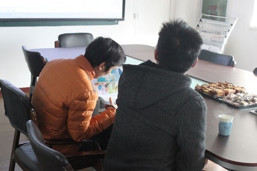 河南商丘豆奶生產(chǎn)線客戶正在閱覽相關(guān)資料