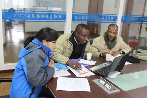 布隆迪客戶與惠合同事洽談現(xiàn)場